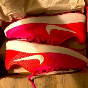BNIB Nike womens revolution 3 size 9.5 pink